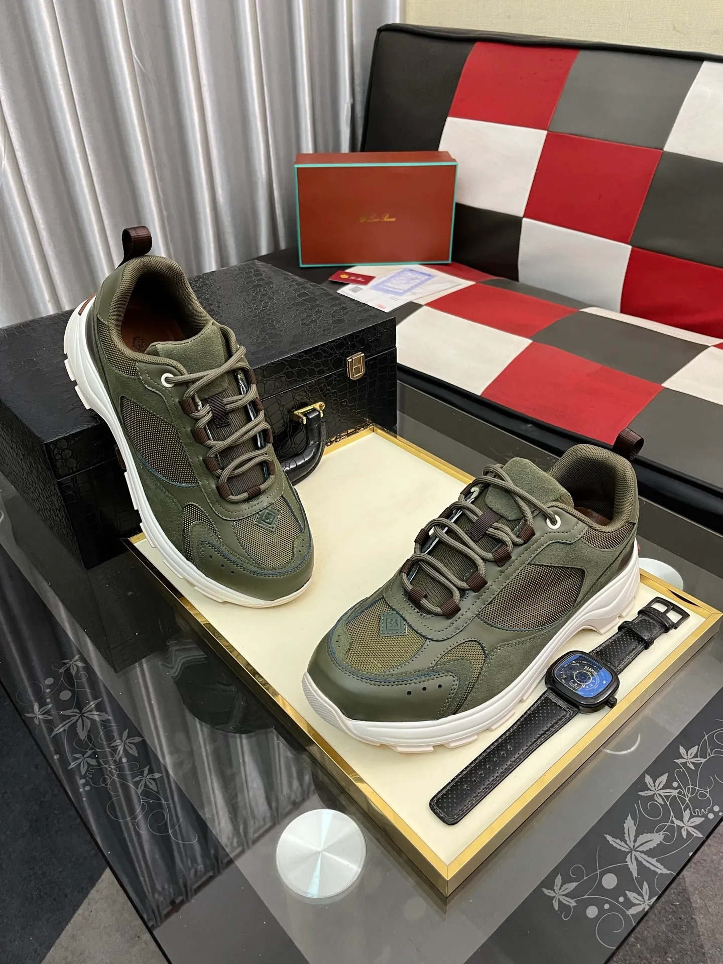 Men's shoes 💰520 ⌚️⌚️ Loro Piana's classic popular lp top version of Pili casual shoes. It turns out that these are the casual shoes that are said to be able to walk 20,000 steps without tiring your feet. This pair has both good looks and feel. You will be completely lost as soon as you step on it ~ The minimalist design is eye-catching and durable, and it is a bonus for dressing. The soft feeling on the feet has outstanding texture, and it is very nice without abrasion on the feet. The soft and waxy soles make it easy to wear for daily use for a long time. Who can resist a pair of versatile and good-looking loafers? Don't be too elegant at all, the feel and texture of the feet are good, the key is to make the legs look longer and not tire the feet, the main thing is that it is just right!        Material: Original cowhide Lining: Original sheepskin Outsole: Original sole Size: 38-44